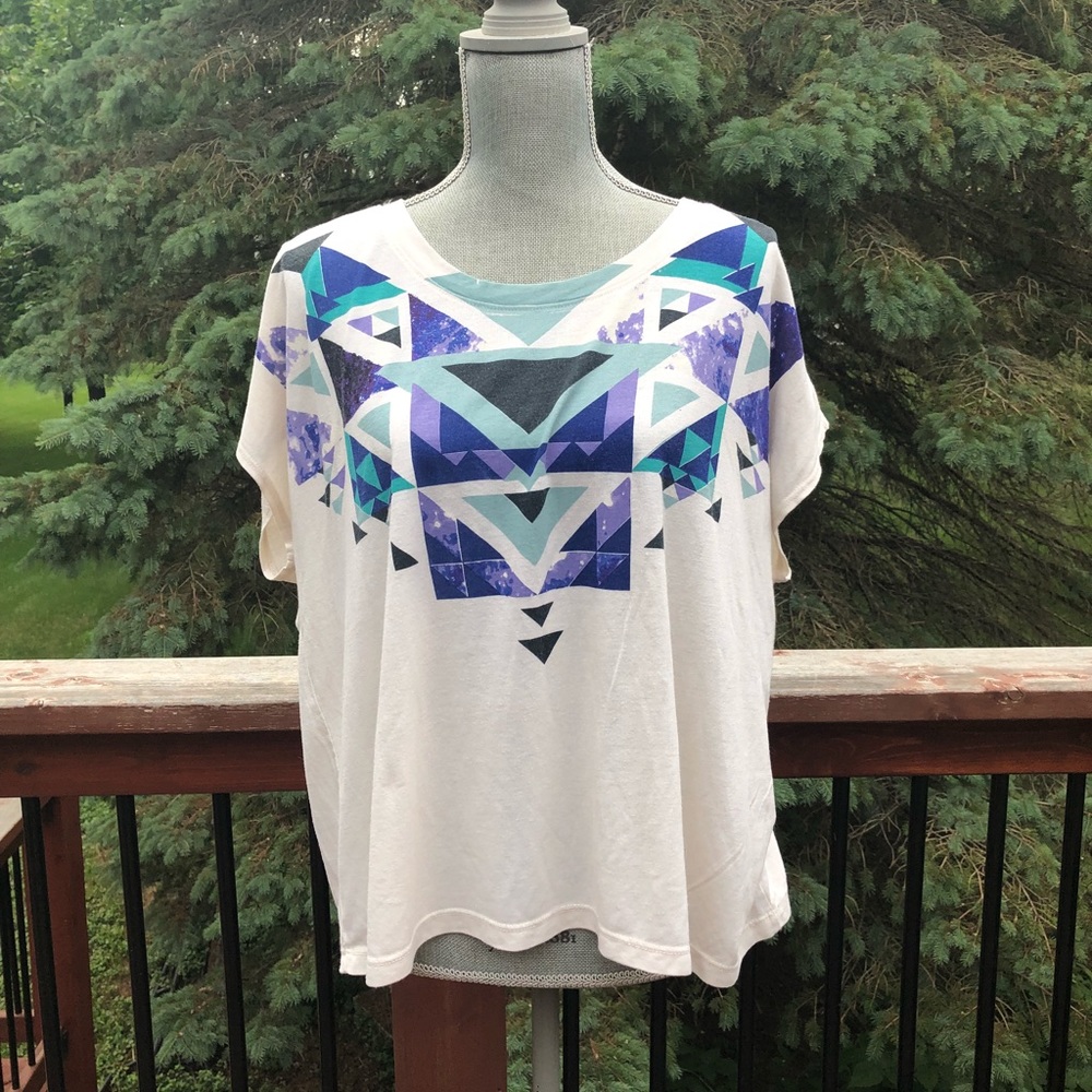 Geometric raglan shirt
